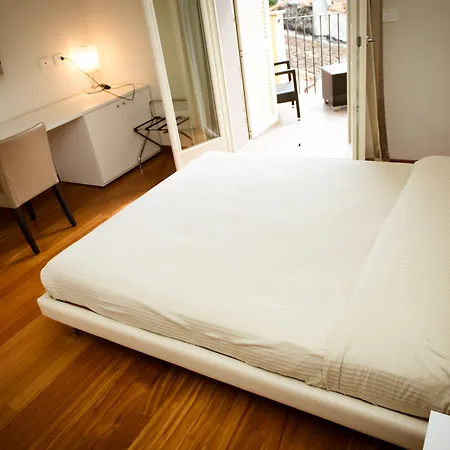 ホテル La Castellana 3*